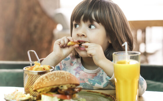 El menú infantil de los restaurantes no es saludable